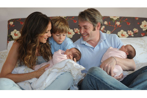 サラ・ジェシカ・パーカー夫妻が、双子の赤ちゃんとの家族写真を公開！ 画像