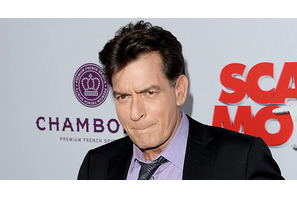 チャーリー・シーン、元婚約者から訴えられる 画像