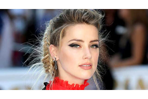 アンバー・ハード、愛犬の密輸をめぐる裁判で徹底抗戦のかまえ 画像