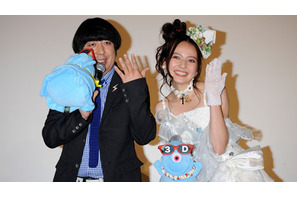 ベッキー＆日村がめでたくゴールイン？　ノリノリ結婚会見風ステージで息ぴったり 画像