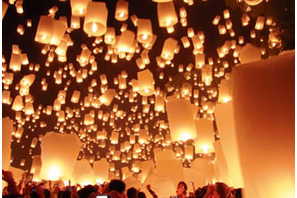 夜空を黄金に照らすタイの熱気球！2015年話題の世界の絶景ランキング 画像