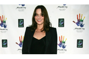 マンデラ氏91歳の誕生日を祝い、仏大統領夫人カーラ・ブルーニがN.Y.で初ライブ 画像