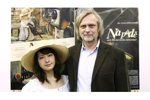 人形アニメの匠イジー・バルタ×貫地谷しほり「ポムネンカはお母さんのような女の子」 画像