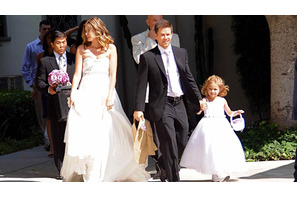 マーク・ウォールバーグが長年の恋人と、娘や息子たちに囲まれて子連れ挙式 画像