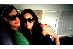 Twitterマニア夫妻、デミ＆アシュトンがプライベート・ジェット緊急着陸を実況 画像