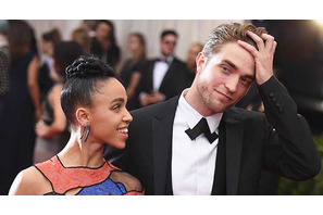 ロバート・パティンソン、婚約者に「今年結婚しないなら別れる」と迫られる 画像