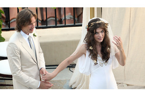 ミラ・ジョヴォヴィッチ、最愛の監督と自宅で子連れ挙式 画像