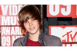 ジャスティン・ビーバー、契約の決め手は女性のような美しさ？ 画像