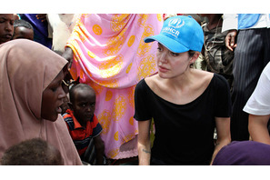 ブランジェリーナ、双子を連れてシリアへ。イラク難民の家庭を訪問 画像