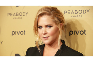 エイミー・シューマー、バーテンダーに11万円のチップ！ 画像