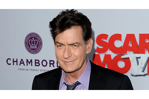 チャーリー・シーン、元婚約者の“殺害”を宣言？ 画像