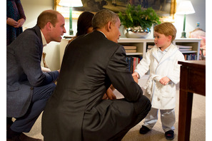 ジョージ王子、パジャマ姿でオバマ大統領にごあいさつ 画像