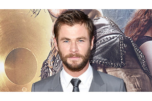 クリス・ヘムズワース、愛娘のバースデー・ケーキ作りに挑戦！ 画像