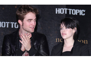 『ニュームーン／トワイライト・サーガ』のイベントに主役2人がツーショットで登場！ 画像