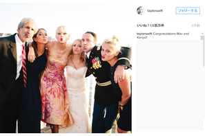 テイラー・スウィフト、ファンの結婚式にサプライズ出席で歌を披露 画像