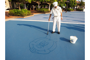 【ディズニー】ミッキー＆ミニー15周年限定コスで登場！水で描くサプライズ「カストーディアルアート」 画像