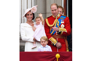 シャーロット王女、バッキンガム宮殿のバルコニーでお手振りデビュー 画像