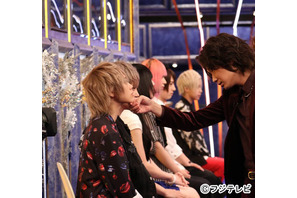 綾野剛、ジェンダーレス男子に“顎クイ”！男女の境界線はどこ？「境界線クイズ2016」 画像