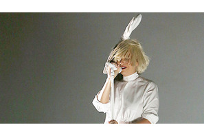 顔出しNGの歌手シーア、突風のせいで隠していた顔が一瞬丸見えに… 画像