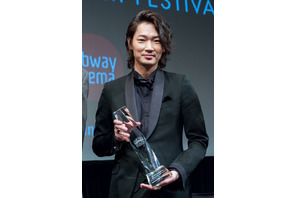 綾野剛、「ライジング・スター賞」授賞式で初NY！ 「感謝しかありません」 画像