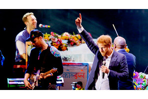 ヘンリー王子、HIV撲滅チャリティーコンサートに「コールドプレイ」らと出演 画像