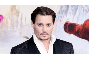 ジョニー・デップ、アンバー・ハードのために入れたタトゥーの文字を「クズ」に変更 画像