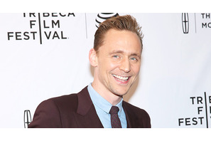 トム・ヒドルストン、“ロキ”ウィッグをつけてユニセフのビデオに出演 画像