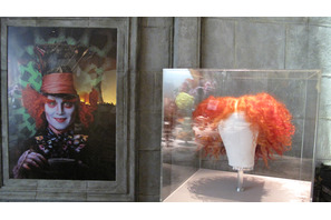 初日は約2,200人集客、100分待ちの大盛況　J・デップ着用の衣裳も！『アリス』世界展 画像