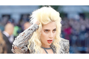 レディー・ガガ、コンサートで辛い胸中を歌い上げる 画像