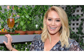 ヒラリー・ダフ、熱烈ファンの存在を警察から警告される 画像