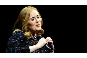 アデル、“唇にキス”のファンサービス!? 画像