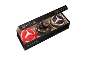 メルセデス・ベンツのロードスターカラーのクリスピー・クリーム・ドーナツが登場！ 画像