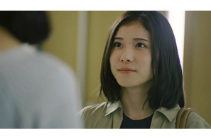 松岡茉優、“母”吉田羊のエールに特大スマイル！家族のあたたかさ描く新CM 画像