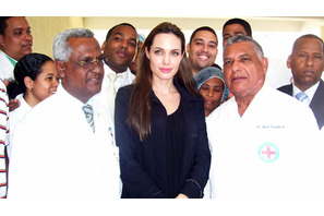 アンジー、ハイチ大震災被災者と面会。破局報道の英国紙をブラピと共に告訴 画像