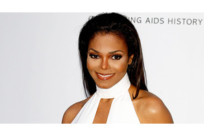 50歳のジャネット・ジャクソン、妊娠を認めふっくらお腹を披露 画像