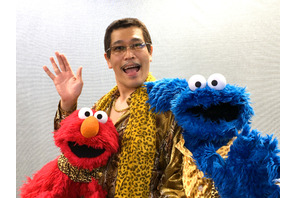 ピコ太郎、エルモ＆クッキーモンスターと共演！ 「PPAP」じゃなくて「CBCC」？ 画像