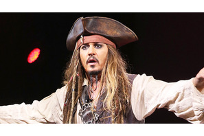 ジョニー・デップ、ジャック・スパロウの衣装で小児病院を訪問 画像