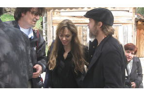 ブランジェリーナ、サラエボを電撃訪問 ボスニア紛争後に難民生活を続ける家族と面会 画像