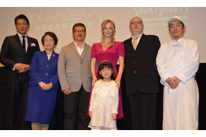 シャーロット・ケイト・フォックス、英語なしの撮影に苦労 画像