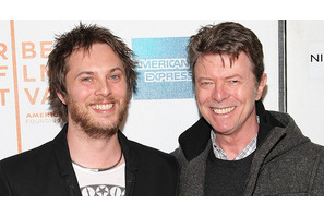 亡き父デヴィッド・ボウイに代わり息子がブリット・アワードで受賞スピーチ 画像