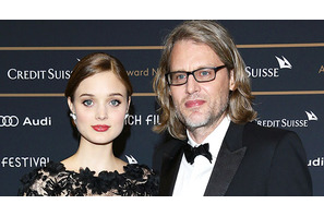 『フィフティ・シェイズ・ダーカー』ベラ・ヒースコート、20歳年上映画監督と婚約！ 画像