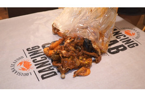 スパイシーなエビやカニがテーブルに満載！ 衝撃的体験の手づかみ料理３選 画像