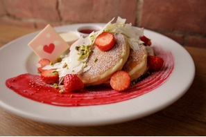 「サラベス」東京店でルーフトップテラス「LOVE THE NOW “EMOETICON LOUNGE”」を開催中！ 画像