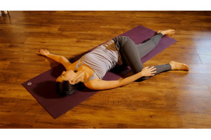 寝たままできる朝ヨガ！寝覚め30秒の朝活で疲れを溜めない体に 画像