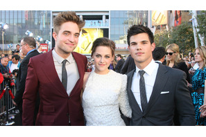 『トワイライト』最新作L.A.プレミアに9千人熱狂　ベラとジェイコブのキスに悲鳴！ 画像