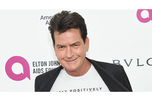 チャーリー・シーンに“HIV”を恐れない新恋人 画像