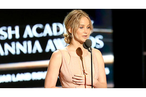 ジェニファー・ローレンスの乗った飛行機が故障し緊急着陸！ 画像