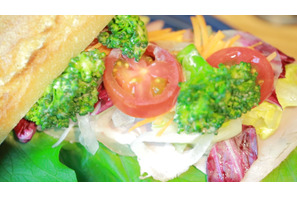 週末限定の出会い！ 大人気の野菜たっぷりバケットサンド 画像