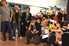 ジョニー・デップ、深夜到着もファンに神対応！「日本に帰ってくることは嬉しい」 画像
