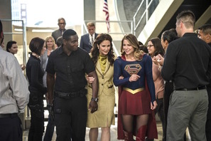 スーパーガールはワンダーウーマンと友達!? 2大女性ヒーローコラボ映像公開 画像